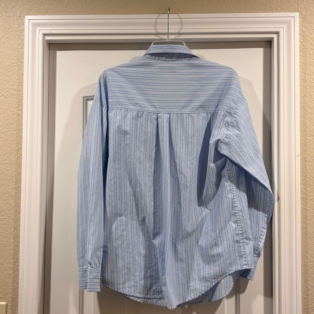 Hollister women’s  Light Blue Striped Shirt like new size M - Picture 4 of 4